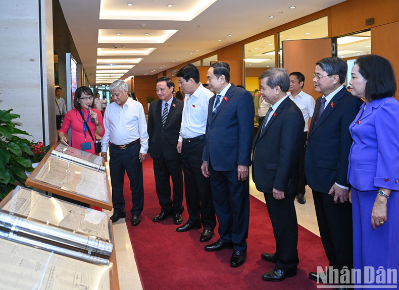 Dirigentes del Partido y el Estado visitan la exhibición.