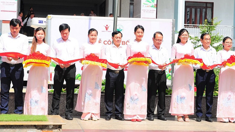 Dirigentes de Can Tho y representantes de empresas cortan la cinta de bienvenida en la ceremonia de anuncio.