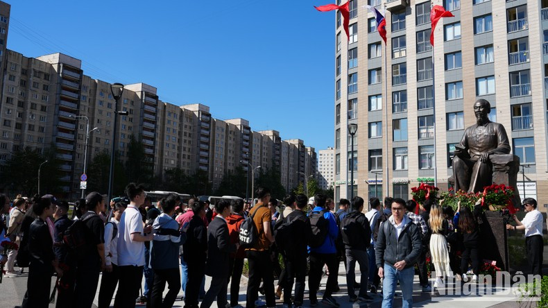 Vietnamitas en Rusia depositan flores ante el Monumento al Presidente Ho Chi Minh. (Foto: Xuan Hung) Vietnamitas en Rusia depositan flores ante el Monumento al Presidente Ho Chi Minh. (Foto: Xuan Hung)