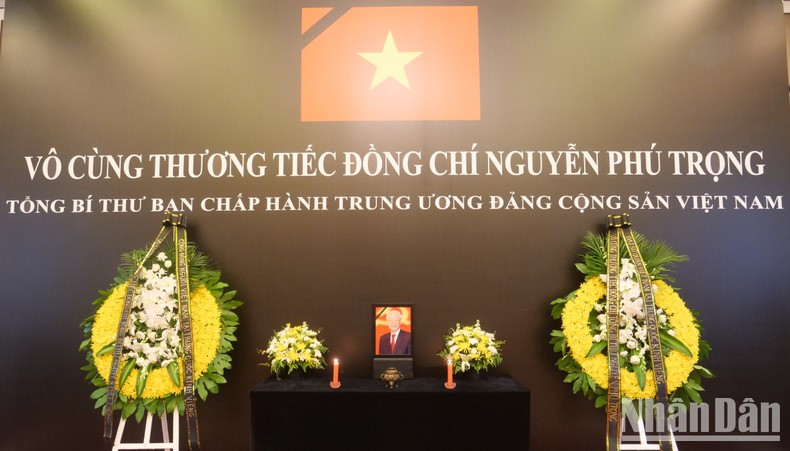 La honras fúnebres por el deceso del máximo dirigente partidista se lleva a cabo en la Embajada vietnamita en Pekín. La honras fúnebres por el deceso del máximo dirigente partidista se lleva a cabo en la Embajada vietnamita en Pekín.