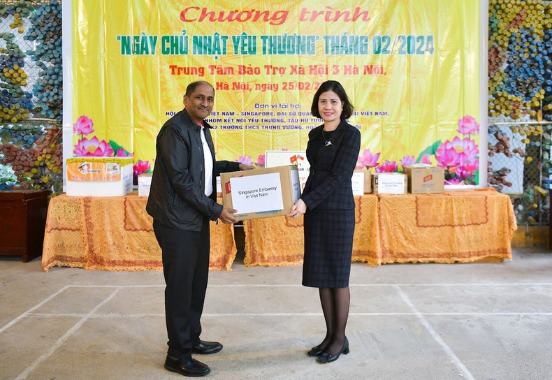 El embajador de Singapur en Vietnam, Jaya Ratnam, concede regalo al Centro.