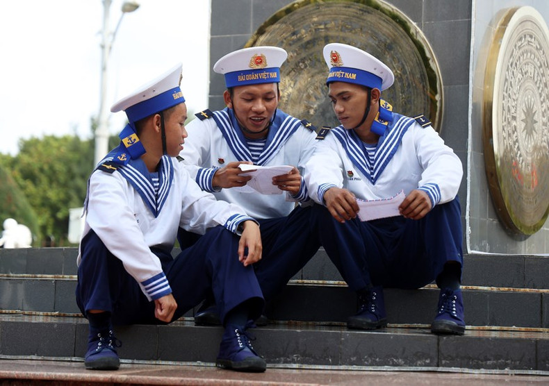Los soldados de Truong Sa leen cartas enviadas desde el continente. (Foto: VNA) Los soldados de Truong Sa leen cartas enviadas desde el continente. (Foto: VNA)