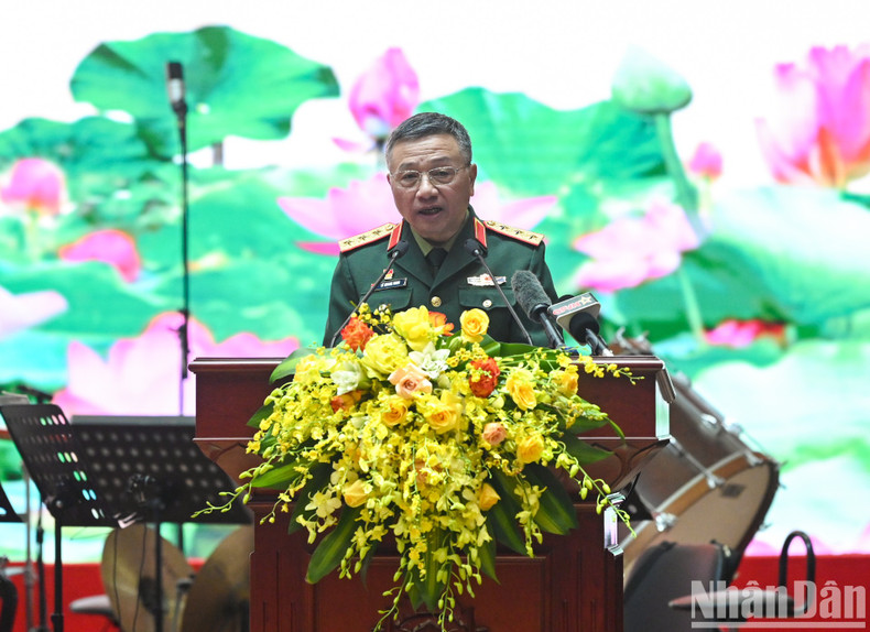 El teniente general Le Quang Minh, subjefe de la Dirección General de Política del Ejército Popular de Vietnam, presenta un informe en la reunión.
