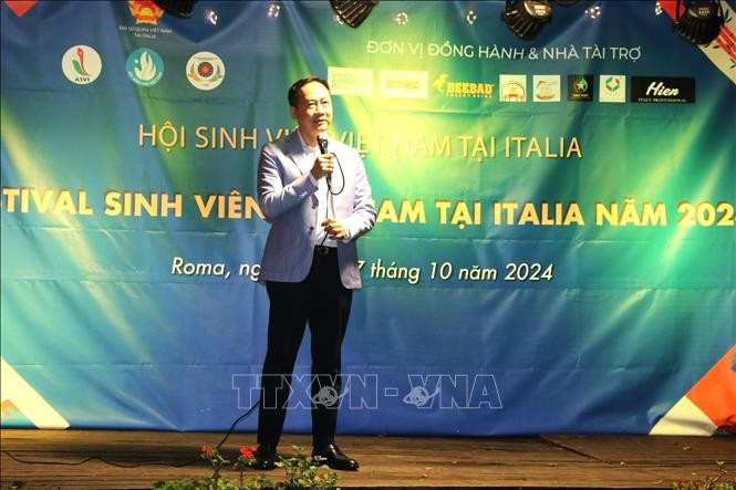 El embajador de Vietnam en Italia, Duong Hai Hung, habla en el evento. (Fuente:VNA) El embajador de Vietnam en Italia, Duong Hai Hung, habla en el evento. (Fuente:VNA)