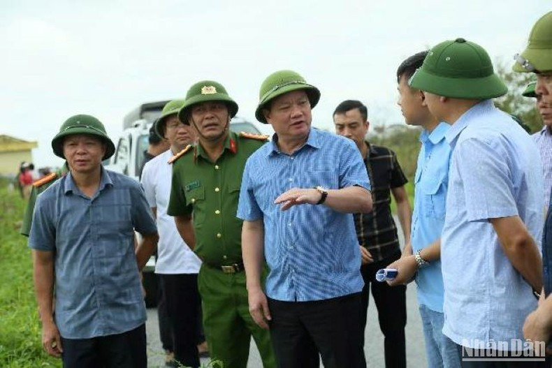 Dirigentes de la provincia de Thai Binh supervisan el trabajo. Dirigentes de la provincia de Thai Binh supervisan el trabajo.
