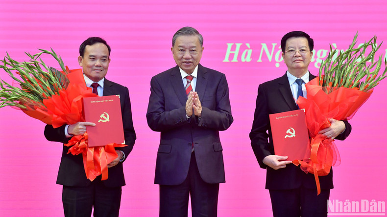 El máximo dirigente To Lam (en el centro) entrega decisiones de nombramiento a los funcionarios Tran Luu Quang (izquierda) y Mai Van Chinh (derecha). El máximo dirigente To Lam (en el centro) entrega decisiones de nombramiento a los funcionarios Tran Luu Quang (izquierda) y Mai Van Chinh (derecha).