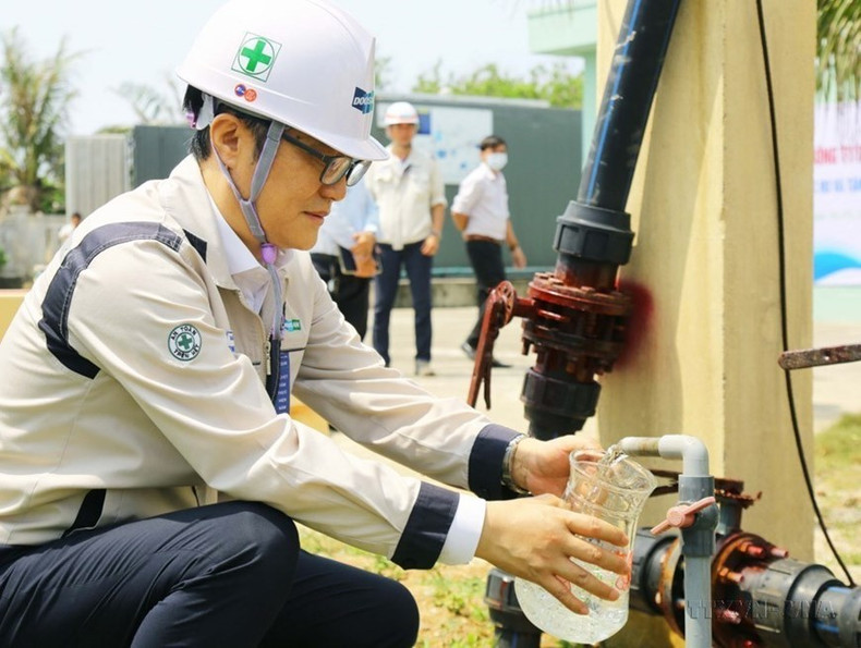 Comprobación de la calidad del agua dulce filtrada del agua de mar en la planta desalinizadora en la isla An Binh. (Foto: VNA)