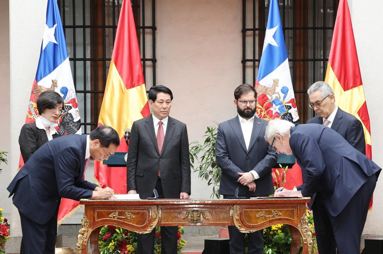 Los cancilleres de Vietnam y Chile firman una declaración conjunta. Los cancilleres de Vietnam y Chile firman una declaración conjunta.