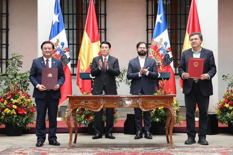 La firma de un memorando de entendimiento sobre la cooperación en agricultura entre el Ministerio de Agricultura y Desarrollo Rural de Vietnam y el Ministerio de Agricultura de Chile. La firma de un memorando de entendimiento sobre la cooperación en agricultura entre el Ministerio de Agricultura y Desarrollo Rural de Vietnam y el Ministerio de Agricultura de Chile.