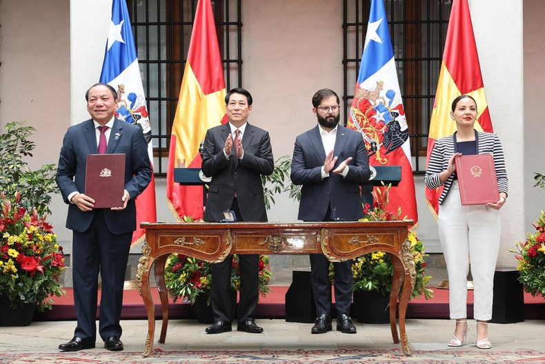 El ministerio de Cultura, Deportes y Turismo de Vietnam y el ministerio de las Culturas, las Artes y el Patrimonio de Chile firman un acuerdo de cooperación. El ministerio de Cultura, Deportes y Turismo de Vietnam y el ministerio de las Culturas, las Artes y el Patrimonio de Chile firman un acuerdo de cooperación.