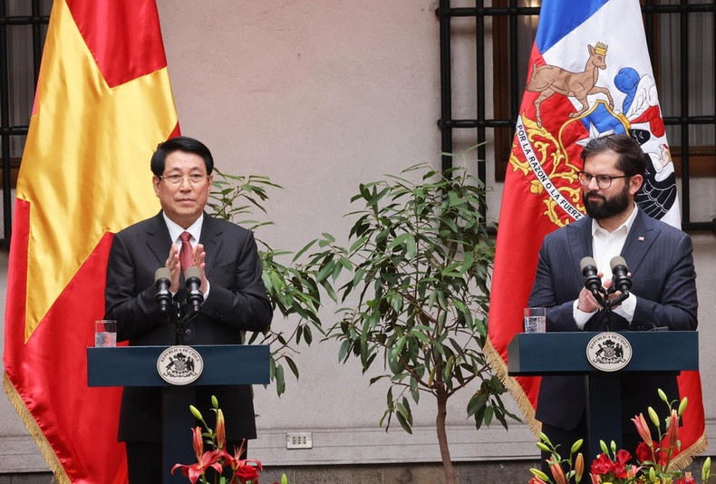 Los dos presidentes asisten a la rueda de prensa. Los dos presidentes asisten a la rueda de prensa.