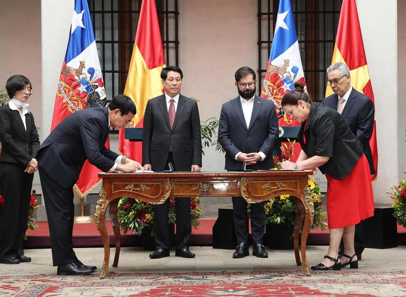Los presidentes de Vietnam, Luong Cuong, y de Chile, Gabriel Boric Font, presencian la firma de cooperación en materia de defensa. Los presidentes de Vietnam, Luong Cuong, y de Chile, Gabriel Boric Font, presencian la firma de cooperación en materia de defensa.