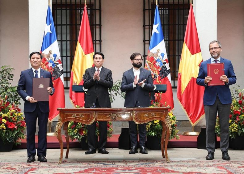 La firma de acuerdo de cooperación entre la Federación de Comercio e Industria de Vietnam y la Dirección General de Promoción de Exportaciones (ProChile). La firma de acuerdo de cooperación entre la Federación de Comercio e Industria de Vietnam y la Dirección General de Promoción de Exportaciones (ProChile).