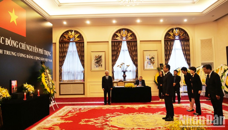 La delegación del Diario del Pueblo, encabezada por el editor en jefe adjunto Cui Shi Xin, rinde homenaje al secretario general Nguyen Phu Trong. La delegación del Diario del Pueblo, encabezada por el editor en jefe adjunto Cui Shi Xin, rinde homenaje al secretario general Nguyen Phu Trong.