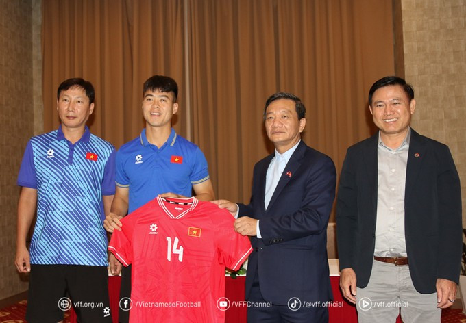 El director de la selección de fútbol de Vietnam, Tran Anh Tu, el entrenador Kim Sang Sik, y el capitán Do Duy Manh entregan una camiseta de recuerdo al embajador Nguyen Minh Tam. El director de la selección de fútbol de Vietnam, Tran Anh Tu, el entrenador Kim Sang Sik, y el capitán Do Duy Manh entregan una camiseta de recuerdo al embajador Nguyen Minh Tam.