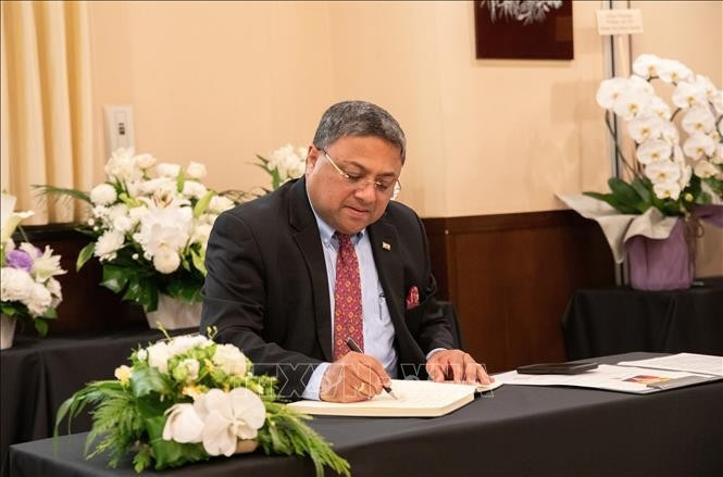 El embajador indio en Tokio firma el libro de condolencias. El embajador indio en Tokio firma el libro de condolencias.