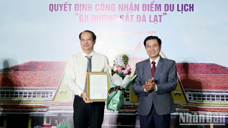 El director del Servicio de Cultura, Deportes y Turismo de Lam Dong, Nguyen Trung Kien, entrega la Decisión del Comité Popular provincial para integrar la estación de trenes de Da Lat al mapa turístico nacional.