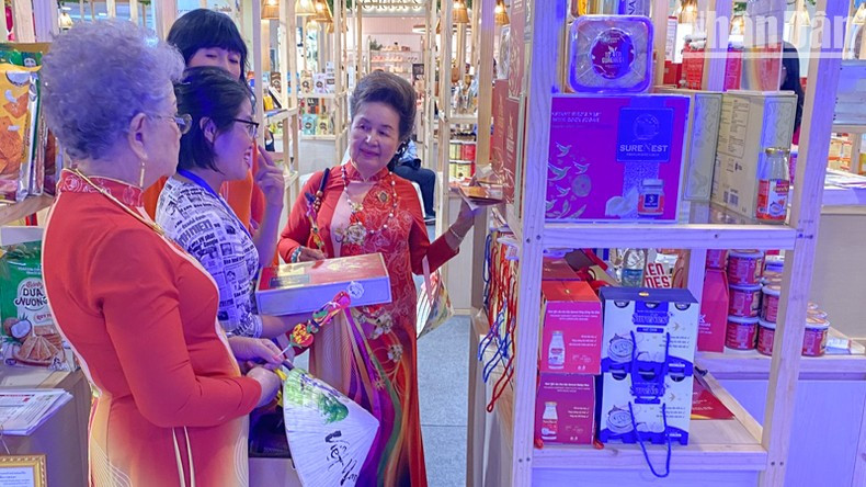 Los vietnamitas residentes en Tailandia visitan los puestos que presentan productos de su tierra natal. Los vietnamitas residentes en Tailandia visitan los puestos que presentan productos de su tierra natal.