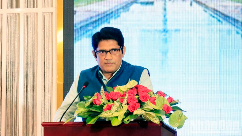 El cónsul general indio, Mahesh Chand Giri. El cónsul general indio, Mahesh Chand Giri.