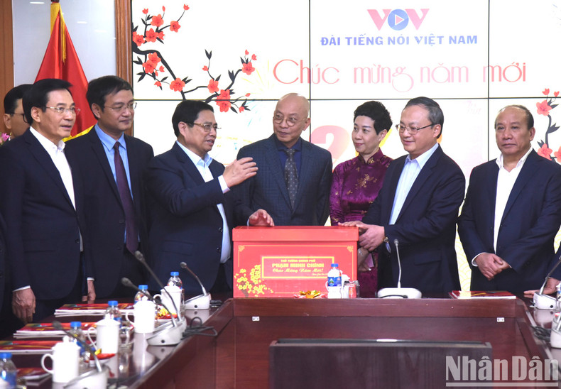 El primer ministro Pham Minh Chinh visita la Voz de Vietnam (VOV).