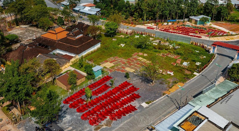 Impresionante escena colorida típica del pueblo de oficio de esteras de Dinh Yen, en la comuna homónima, en el distrito de Lap Vo, de la provincia de Dong Thap (Fuente:VNA) Impresionante escena colorida típica del pueblo de oficio de esteras de Dinh Yen, en la comuna homónima, en el distrito de Lap Vo, de la provincia de Dong Thap (Fuente:VNA)