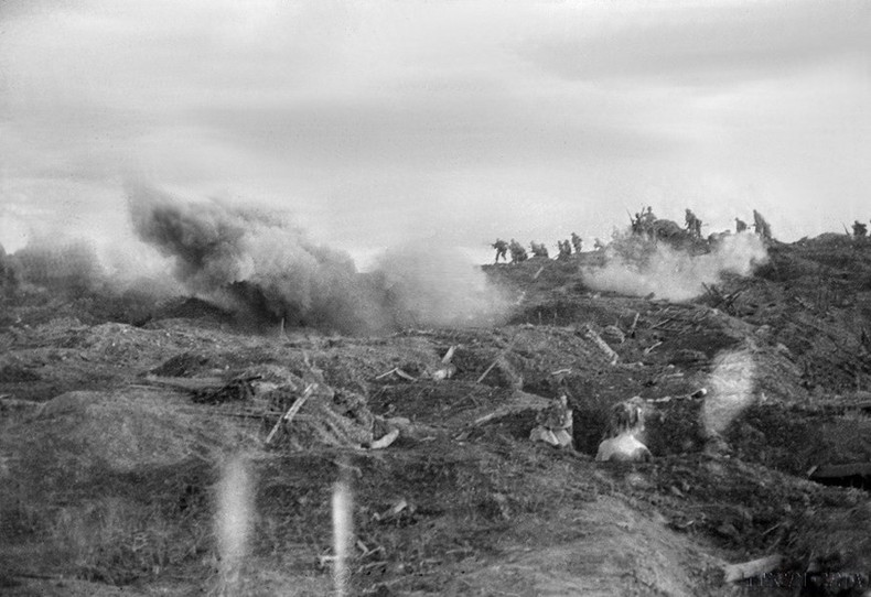 Los enemigos en las posiciones de la colina C corrieron para escapar, mientras que los soldados vietnamitas debajo de las trincheras atacaron al enemigo con rifles de francotirador. (Fuente: VNA) Los enemigos en las posiciones de la colina C corrieron para escapar, mientras que los soldados vietnamitas debajo de las trincheras atacaron al enemigo con rifles de francotirador. (Fuente: VNA)