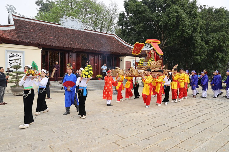 El festival constituye una oportunidad para que el pueblo Muong ore por un nuevo año con buen clima y cosechas abundantes, y exprese gratitud a sus antepasados por enseñar a la gente a cultivar arroz. (Foto: VNA) El festival constituye una oportunidad para que el pueblo Muong ore por un nuevo año con buen clima y cosechas abundantes, y exprese gratitud a sus antepasados por enseñar a la gente a cultivar arroz. (Foto: VNA)