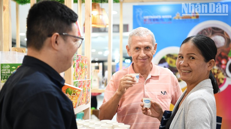 Los visitantes internacionales están interesados en los productos de Vietnam. Los visitantes internacionales están interesados en los productos de Vietnam.