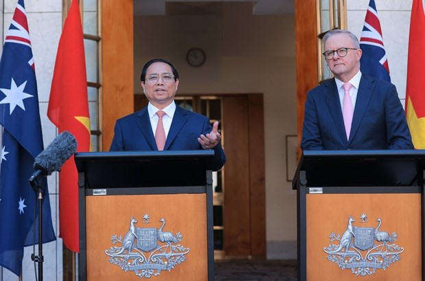 El primer ministro Pham Minh Chinh y su homólogo australiano Anthony Albanese en rueda de prensa conjunta (Foto: VNA)