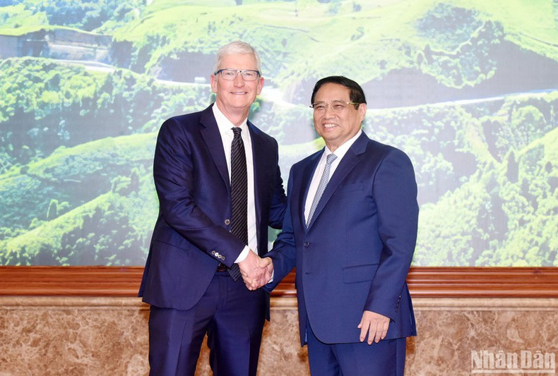 El primer ministro de Vietnam, Pham Minh Chinh, recibe al director ejecutivo del Grupo Apple, de Estados Unidos, Tim Cook. El primer ministro de Vietnam, Pham Minh Chinh, recibe al director ejecutivo del Grupo Apple, de Estados Unidos, Tim Cook.