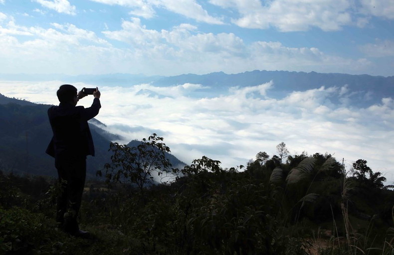 Los turistas se sienten impresionados por los paisajes al pasar por la carretera que conduce al pueblo de Can Ty 2, comuna de Ma Quai. (Fuente: VNA)