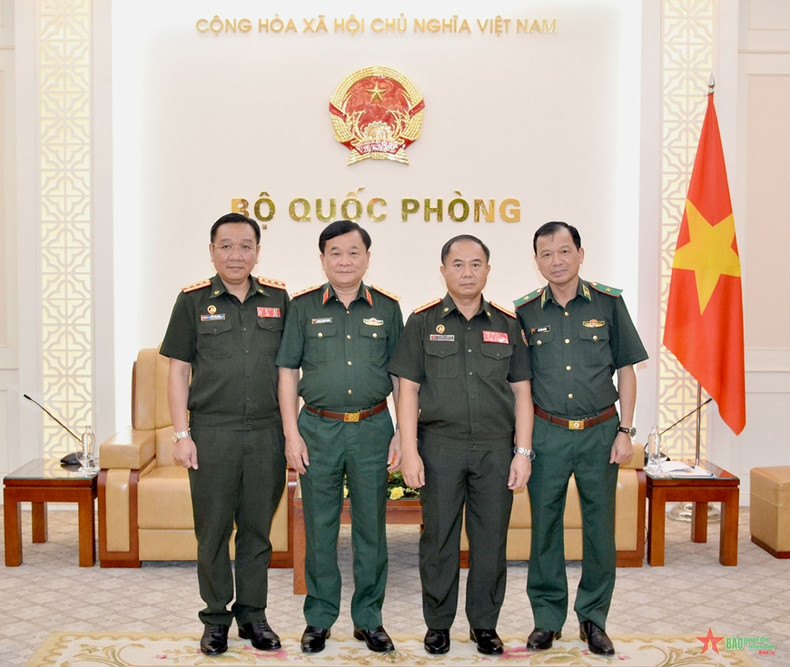 El viceministro de Defensa de Vietnam Hoang Xuan Chien (segundo a la izquierda) y los delegados en el ecuentro.