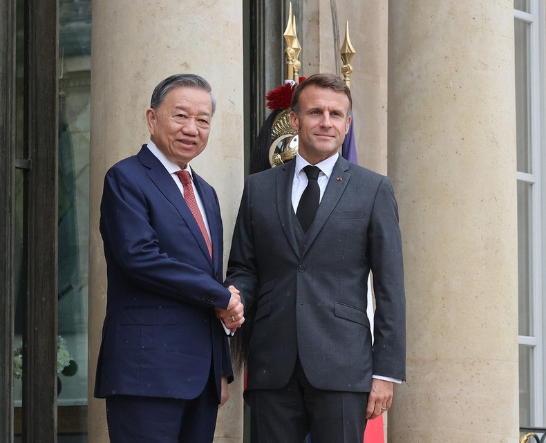 El secretario general del Partido Comunista y presidente de Vietnam, To Lam, y el presidente de Francia, Emmanuel Macron. (Fuente: VNA)