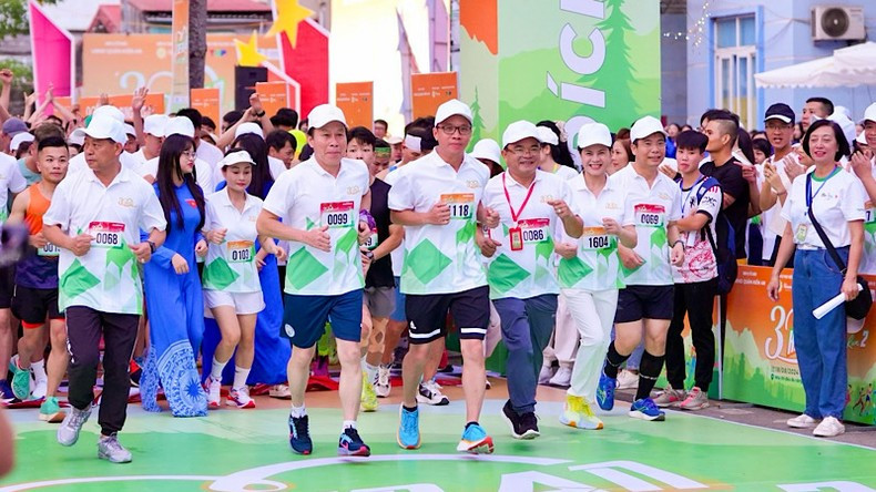 Dirigentes de Hai Phong participan en la carrera. Dirigentes de Hai Phong participan en la carrera.