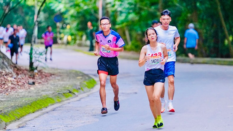 Los corredores conquistan la cima de Thien Van. Los corredores conquistan la cima de Thien Van.