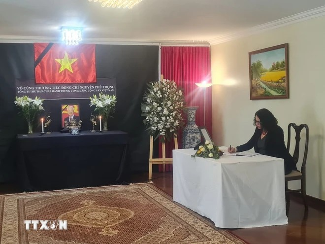 La presidenta del Partido Comunista Brasileño (PCdoB) y Ministra de Ciencia, Tecnología e Innovación, Luciana Santos, escribe en el libro de condolencias. (Fuente: Embajada vietnamita en Brasil)