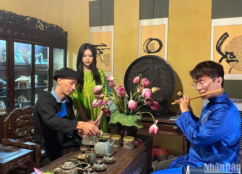 Actuación del artista de flauta de bambú Do Quang Minh. Actuación del artista de flauta de bambú Do Quang Minh.