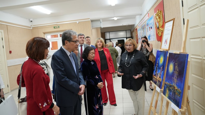 La ex vicepresidenta Truong My Hoa y el embajador Dang Minh Khoi visitan la exposición en la escuela secundaria 488. La ex vicepresidenta Truong My Hoa y el embajador Dang Minh Khoi visitan la exposición en la escuela secundaria 488.