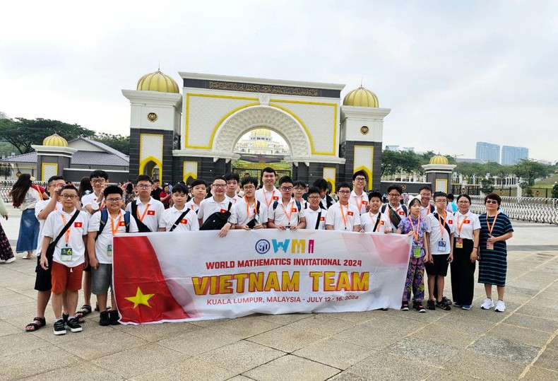 La delegación de estudiantes vietnamitas que participó en el Concurso Internacional de Matemático en Malasia.