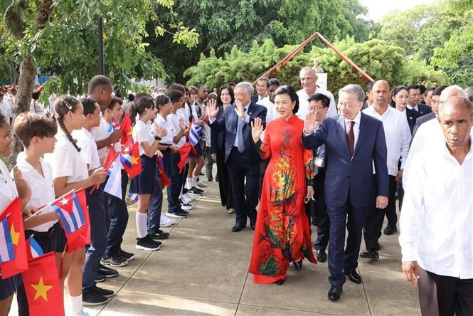 Cubanos saludan al secretario general del Partido Comunista y presidente de Vietnam, To Lam, y su esposa. (Fuente: VNA) Cubanos saludan al secretario general del Partido Comunista y presidente de Vietnam, To Lam, y su esposa. (Fuente: VNA)