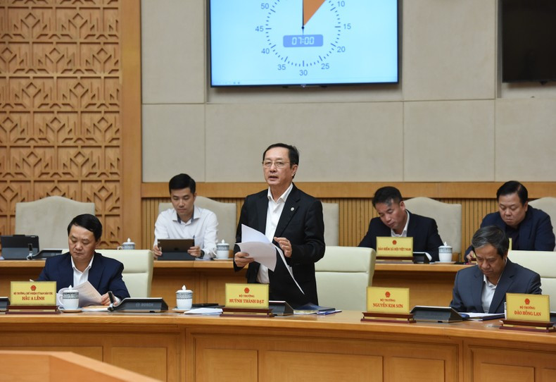 El ministro de Ciencia y Tecnologia, Tran Thanh Dat, presenta su opinión.