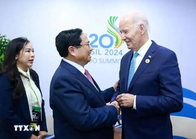 El primer ministro de Vietnam, Pham Minh Chinh, saluda al presidente de Estados Unidos, Joe Biden. (Foto: VNA)