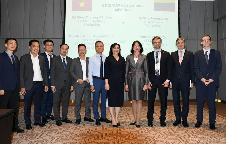 Phan Thi Thang se reúne con la viceministra de Energía de Letonia Inga Ziliencen. Phan Thi Thang se reúne con la viceministra de Energía de Letonia Inga Ziliencen.