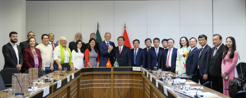 Nguyen Trong Nghia, miembro del Buró Político y jefe de la Comisión de Propaganda y Educación del Comité Central del Partido Comunista de Vietnam, y la delegación vietnamita toman fotografía con representantes de la Asociación de Amistad Brasil – Vietnam. (Fuente: VNA) Nguyen Trong Nghia, miembro del Buró Político y jefe de la Comisión de Propaganda y Educación del Comité Central del Partido Comunista de Vietnam, y la delegación vietnamita toman fotografía con representantes de la Asociación de Amistad Brasil – Vietnam. (Fuente: VNA)
