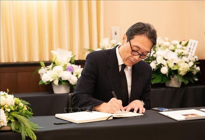 El director del Centro Japón-Asean firma el libro de condolencias en memoria del secretario general Nguyen Phu Trong. El director del Centro Japón-Asean firma el libro de condolencias en memoria del secretario general Nguyen Phu Trong.