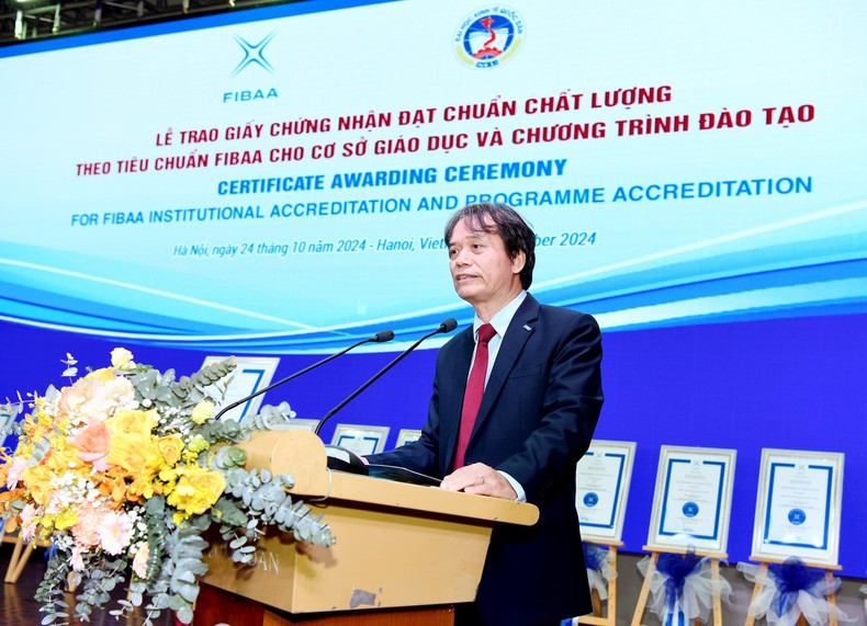 El Rector de la Universidad Nacional de Economía, profesor Pham Hong Chuong, habla en el acto.