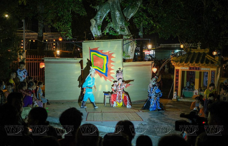 Desarrollan artes escénicas en el templo de Dinh Yen, de esta aldea, durante los fines de semana o festivales. (Fuente:VNA) Desarrollan artes escénicas en el templo de Dinh Yen, de esta aldea, durante los fines de semana o festivales. (Fuente:VNA)