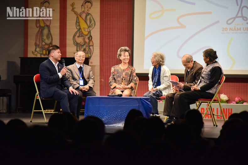 Mesa redonda entre vietnamitas de avanzada edad y jóvenes de la UEVF. (Foto: Minh Duy)