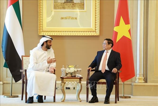 El primer ministro de Vietnam, Pham Minh Chinh, recibió hoy en Abu Dhabi al ministro de Economía de los Emiratos Árabes Unidos (EAU), Abdulla Bin Touq Al Marri. El primer ministro de Vietnam, Pham Minh Chinh, recibió hoy en Abu Dhabi al ministro de Economía de los Emiratos Árabes Unidos (EAU), Abdulla Bin Touq Al Marri.