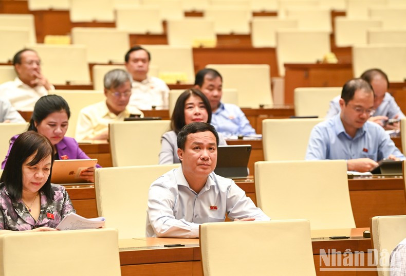 Los diputados asisten a la sesión de interpelación. Los diputados asisten a la sesión de interpelación.